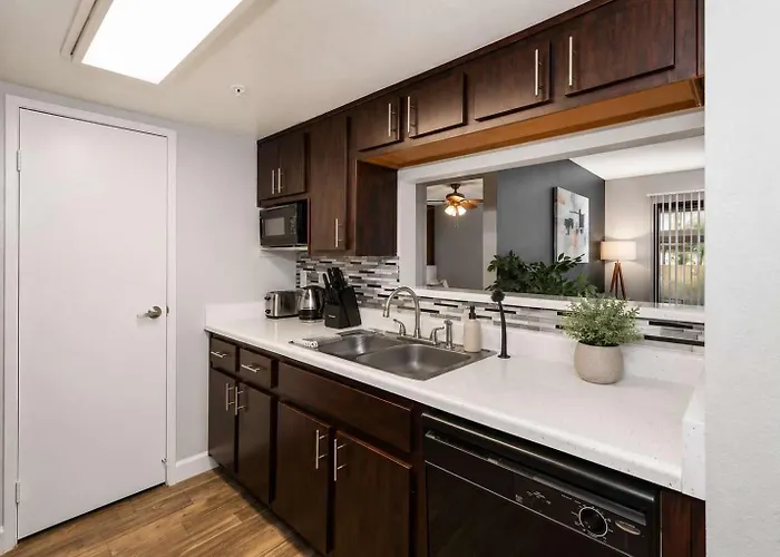 Apartment Retreat Near Asu 2 Bedroom Pools Gym Parking Pet-friendly
