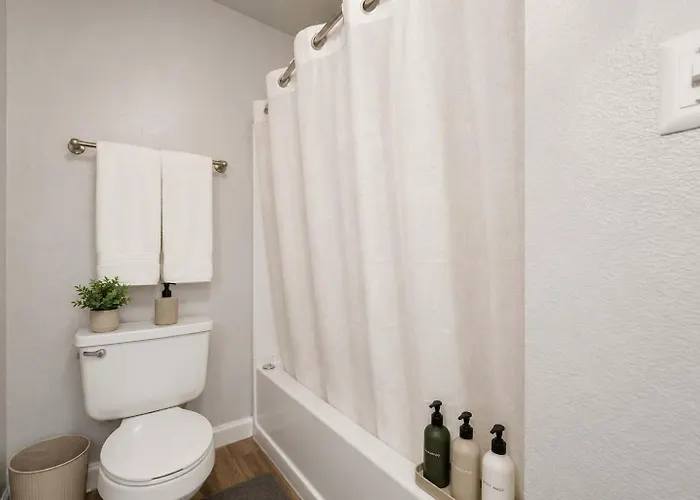 Retreat Near Asu 2 Bedroom Pools Gym Parking Pet-friendly Apartment