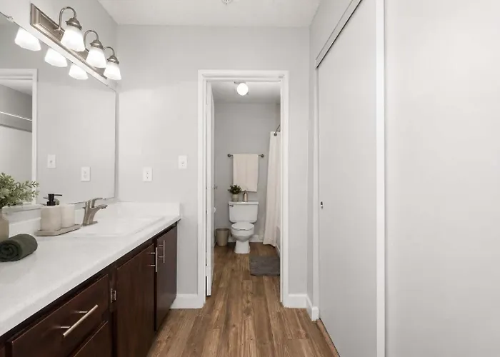 Retreat Near Asu 2 Bedroom Pools Gym Parking Pet-friendly * Tempe